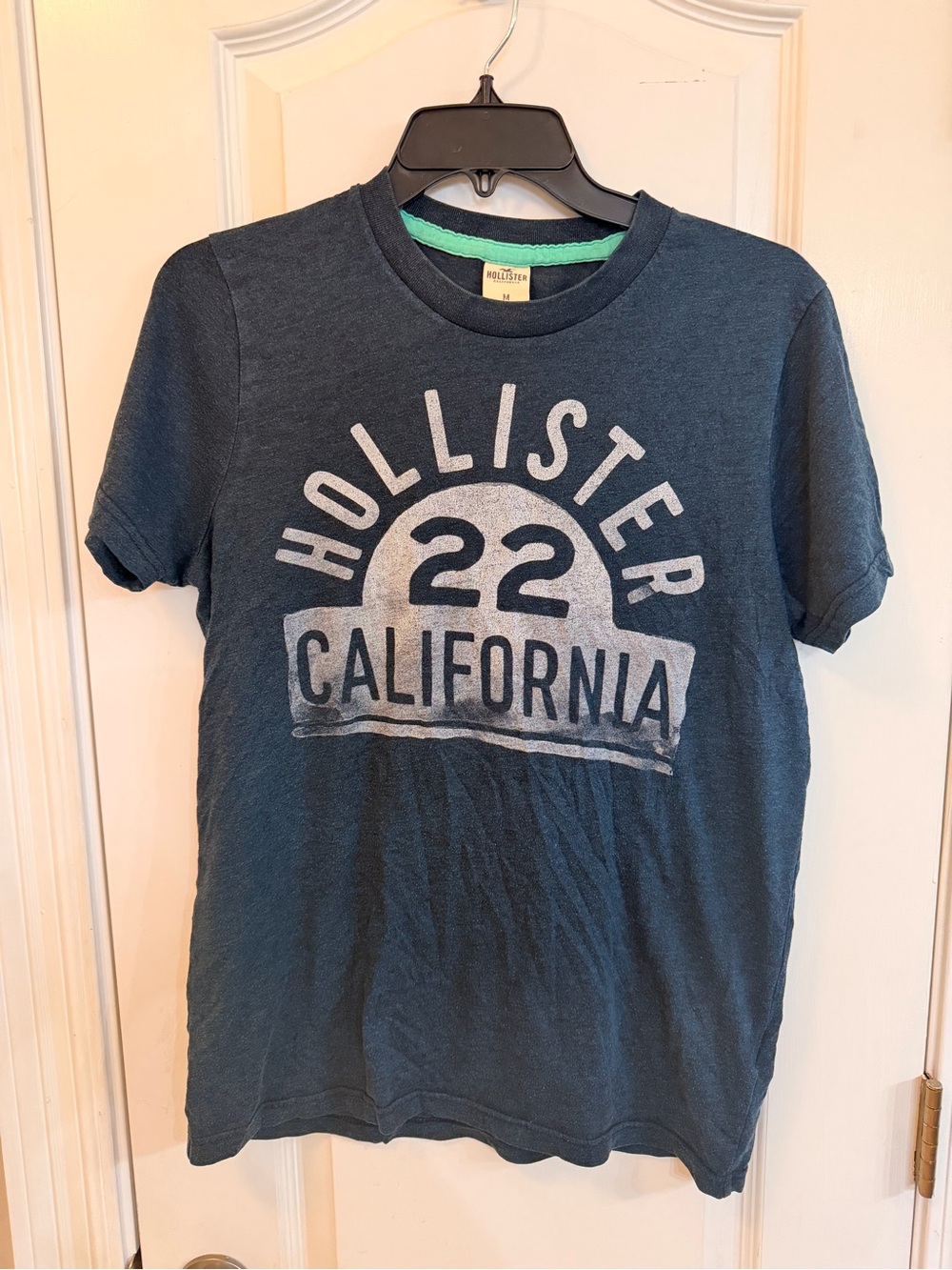 Hollister Men's Navy Blue Graphic '22 California' Tee